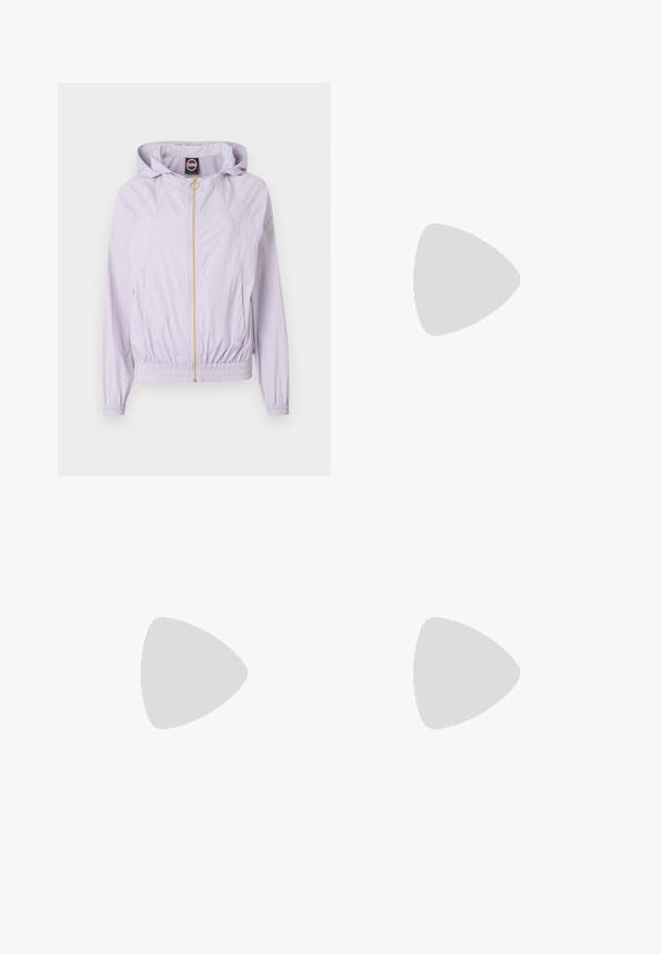 Lichtpaars hoodie-jack met elastische zoom en manchetten, uitgerust met een ritssluiting aan de voorkant en gouden hardware. Gladde stoftextuur.; Zwarte t-shirt met korte mouwen, voorzien van een witte kraag en manchetten. Heeft een zwart logo op de borst. Gemaakt van gladde stof.; Licht olijfgroene broek gemaakt van zachte stof met een elastische tailleband en trekkoord, met rechte pijpen en subtiele stikdetails.; Witte sneaker van glad synthetisch materiaal, met een ronde neus, vetersluiting, platte zool en subtiele geperforeerde details.