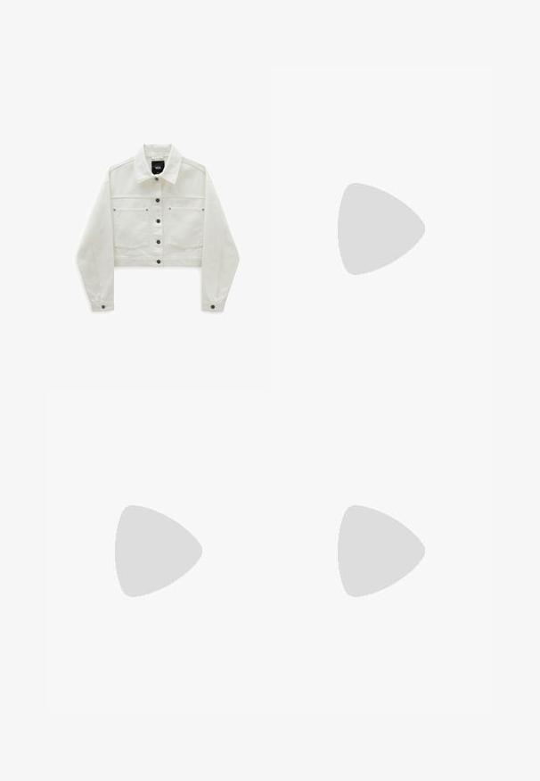 Korte witte denimjas met twee borstzakken, bruine knoopsluitingen en een klassieke kraag. Zachte textuur en lange, iets poffende mouwen.; Korte, witte katoenen t-shirt in cropped stijl met korte mouwen, met grafische afbeelding van een gele palmboom en blauwe golf op de linkerborst.; Zwarte wijde jeans van denim, met contrasterende witte stiksels en een sluiting met knoop aan de voorkant, voorzien van twee schuin geplaatste zakken aan de voorkant.; Lichtblauwe sportieve schoenen met witte accenten, textuurpanelen en een ritsluiting. Voorzien van een zichtbare luchtkussenzool en een rubberen buitenzool.