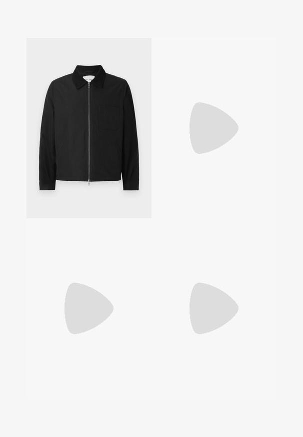 Schwarze Langarm-Jacke mit Reißverschluss und Kragen, einer Brusttasche und zwei Seitentaschen, auf einem weißen Hintergrund präsentiert.; Langärmliges weißes Baumwollhemd mit rundem Ausschnitt, seitlichen Schlitzen am unteren Rand und glatter Textur, von hinten präsentiert.; Helle blaue Jeans im Geradeschnitt-Design, mit fünf Taschen, Knopfverschluss, minimaler Ausbleichung und kontrastierenden Nähdetails.; Weißer Sneaker mit glattem Lederobermaterial und niedrigem Profil. Verfügt über eine runde Zehenpartie, sechs Ösen und eine strukturierte Gummisohle.