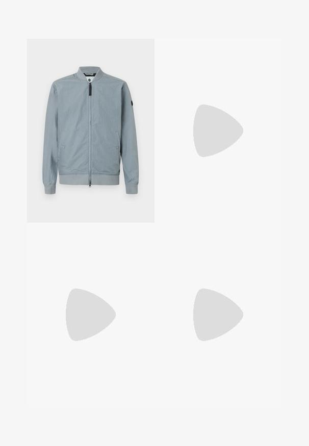 Helle graue Bomberjacke, mit Reißverschluss, geripptem Kragen und Ärmeln, seitlichen Taschen, minimalistischem Design und einem kleinen Akzent-Logo auf dem Ärmel.; Feng Chen Wang DECONSTRUCTION UNISEX - Langarmshirt - white; Schwarze Baumwollhosen mit geradem Bein, ausgestattet mit einem vorderen Knopfverschluss und Seiten Taschen. Glatte Textur, keine Muster.; Schwarzer wasserdichter Schneestiefel mit einem glatten synthetischen Obermaterial, Reißverschluss, gepolstertem Kragen und strukturiertem Gummisohle. Mit "MOON BOOT" Branding akzentuiert.