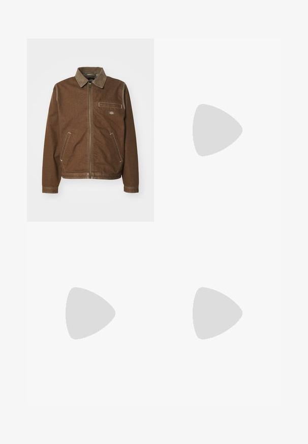 Dickies Farkkutakki - mushroom; Kolme valkoista ribbitekstiilistä toppia, jotka on valmistettu puuvillasta. Ominaisuuksiin kuuluu pyöreä pääntie ja pieni musta etiketti helman lähellä. Saatavilla useissa kooissa.; Mustat, puuvillaiset levenevät housut, joissa on perinteinen vyötärö, yksi etunappi ja taskut sivuilla sekä takana. Sileä pinta.; Harmaa urheilukenkä, jossa on verkko- ja mokkanahkainen yläosa, valkoiset yksityiskohdat, pehmustettu pohja ja erottuva muotoilu heijastavilla elementeillä.