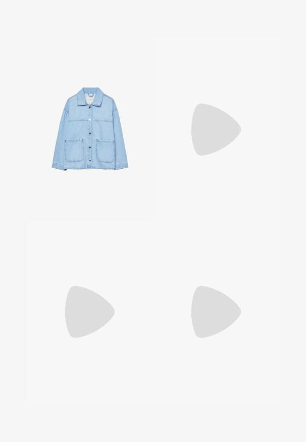 Svetlo modra denim jakna z ovratnikom, gumbom na sprednji strani in dvema sprednjima žepoma. Oblikovanje vključuje kontrastno šivanje in sproščen kroj.; Črn kratkosleeveni top iz raztegljive tkanine, ki ima prilegajoč dizajn z naborki na stranicah. Gladka tekstura, klasična oblika.; Črne poliesterske culotte hlače z elastičnim pasom, dvema sprednjima nabiranjema in ohlapnim krojem. Brez vidnih vzorcev ali kovinskih detajlov.; Črne patentični usnjeni salonarji s slingback designom, z zašiljenim nosom, izrezanim stranskim dizajnom in majhnim kvadratnim peto. Gladka tekstura z minimalnimi detajli.; Črna usnjena torba s svilnato teksturo, pravokotne oblike in dvema dolgima ročajema. Brez vidnih metalnih delov ali okrasnih elementov.