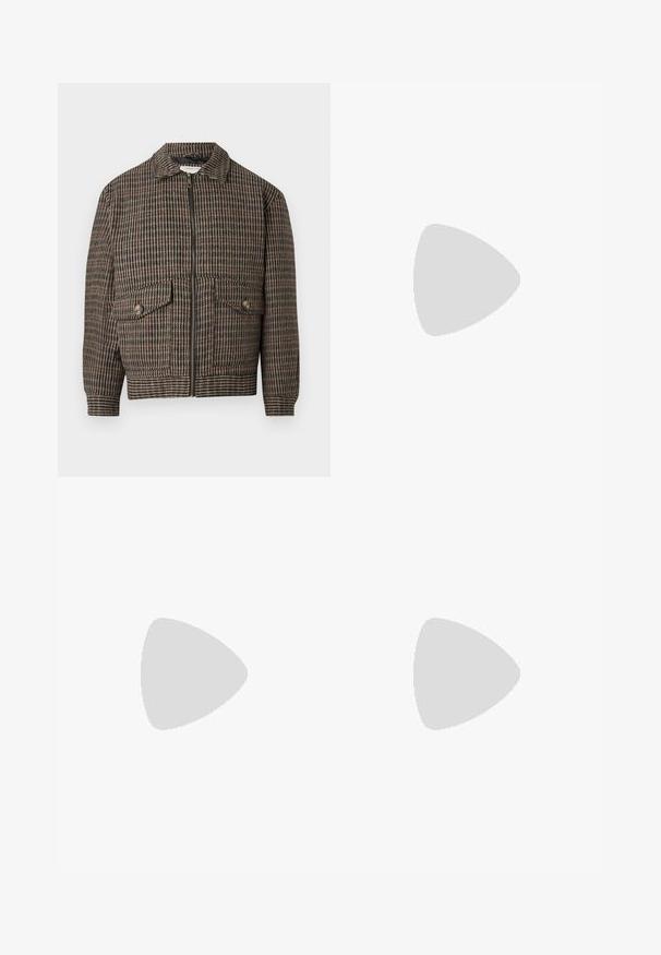 Brun houndstooth-mønstret jakke med krave, frontlynlås og to klaplommer. Den har en ribbet kant og manchetter for et tætsiddende look.; Hvid kortærmet t-shirt lavet af blødt stof. Rund halsudskæring, afslappet pasform og enkelt design uden udsmykninger eller mønstre.; Khaki bukser med lige ben, der har en knaplukning og plisseret foran. Fremstillet af glat stof med mat finish.; Sorte læder loafers med rund tå, slip-on design og tyk gummisål med tekstureret greb. Forhøjet hæl og subtile syninger.; Sorte rektangulære solbriller med mørke linser, der har en tyk ramme, subtile detaljer på siderne og uden synlige logoer udover mærkenavnet.