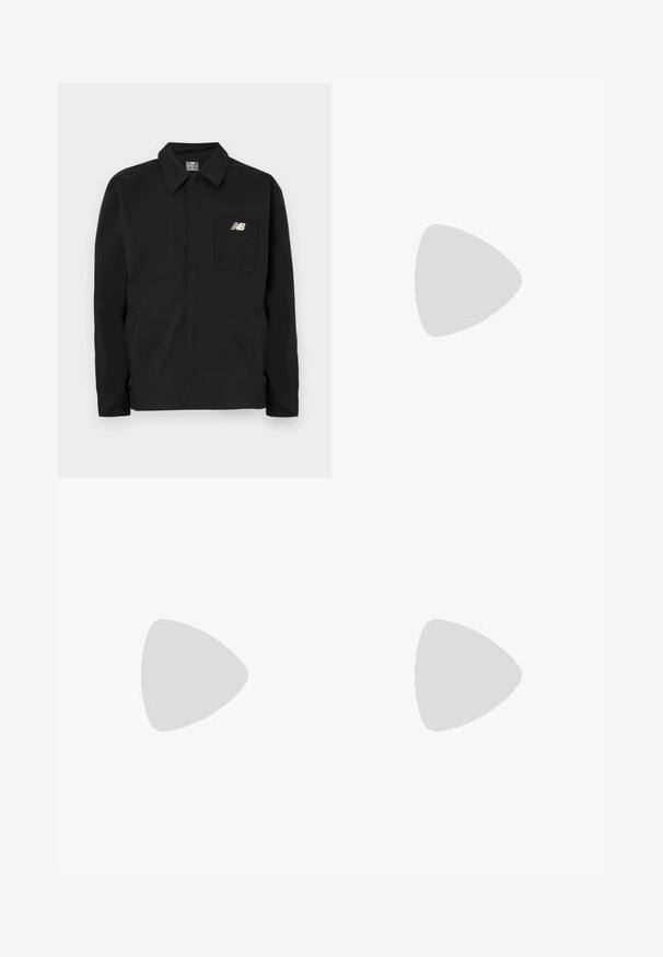 Fekete nylon kabát, galléros kialakítással, mellzsebbel és New Balance logóval. Sima textúra és egyenes szabás.; Fekete, hosszú ujjú, V-kivágású pulóver nagy fehér Nike logóval és absztrakt grafikai dizájnnal, textúrált anyaggal és kontrasztos fehér panellel.; Világosszürke melegítőnadrág puha anyagból, rugalmas derékrésszel, oldalsó zsebekkel és logóval. Fehér sportcipővel párosítva, laza megjelenésért.; Fekete futócipő, mely háló és szintetikus anyagok keverékéből készült, vastag talppal, ívelt kialakítással és hangsúlyos logóval az oldalon.