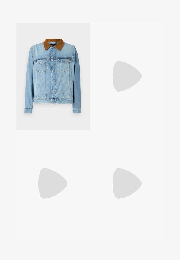 Giacca di jeans blu chiaro con colletto in velluto a coste marrone, due tasche sul petto, chiusura con bottoni e maniche lunghe. Texture leggermente sbiadita.; T-shirt bianca in cotone con scollo rotondo e maniche corte. Orlo dritto senza fantasie o dettagli, che offre un design semplice.; Pantaloni bermuda beige su misura con fronte piatto, due tasche laterali e chiusura con un bottone. Realizzati in un tessuto leggero e morbido.; Sneaker in suede blu con strisce bianche e testo "Gazelle". Presenta suola in gomma e accenti testurizzati sulla parte superiore. Design classico.