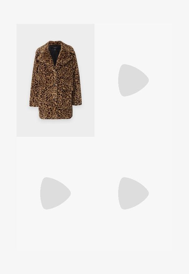 Leoprint faux fur-kappa med slagkrage, tre framknappar och två sidofickor. Mjuk textur i bruna och svarta nyanser.; Vit kabelstickad turtleneck-tröja med en kortad siluett, som har ribbade muddar och nederkant. Mjuk textur med en mysig, tjock design.; Mörkblå vida jeans i denim, med guldtrådstygn, knappstängning och framfickor. Slät textur, avslappnad design.; Svarta läderplattformsläderskor med rund tå och bred rem över vampen. Har en kraftig, fyrkantig klack och en slät yta.; Svart tygväska med en enda, bred axelrem. Mjuk, semi-strukturerad form och slät textur; minimal design utan synlig hårdvara.; Silverfärgade hoopörhängen med en minimalistisk design. Cirkulär form, slät yta och tunn profil. Lätta med en polerad finish.