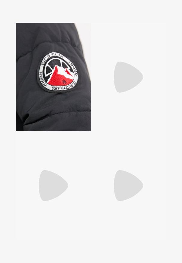 Sort puffer-jakke med en ærme, der har et rundet broderet mærke. Mærket har et bjergdesign med røde accenter, tekst og en dekorativ kant.; Mørkeblå bomulds-t-shirt med korte ærmer og rund halsudskæring. Har et lille hvidt logo på venstre brystområde. Blød tekstur.; Lyseblå denim bukser med brede ben og høj talje, med knaplukning, fem lommer og et subtilt slidtegn. Ren kantfinish.; Sorte lærreds sneakers med hvid gummisål, rund tå og snørebåndsdesign. Har røde detaljer ved hælen og hvidt logo på siden.