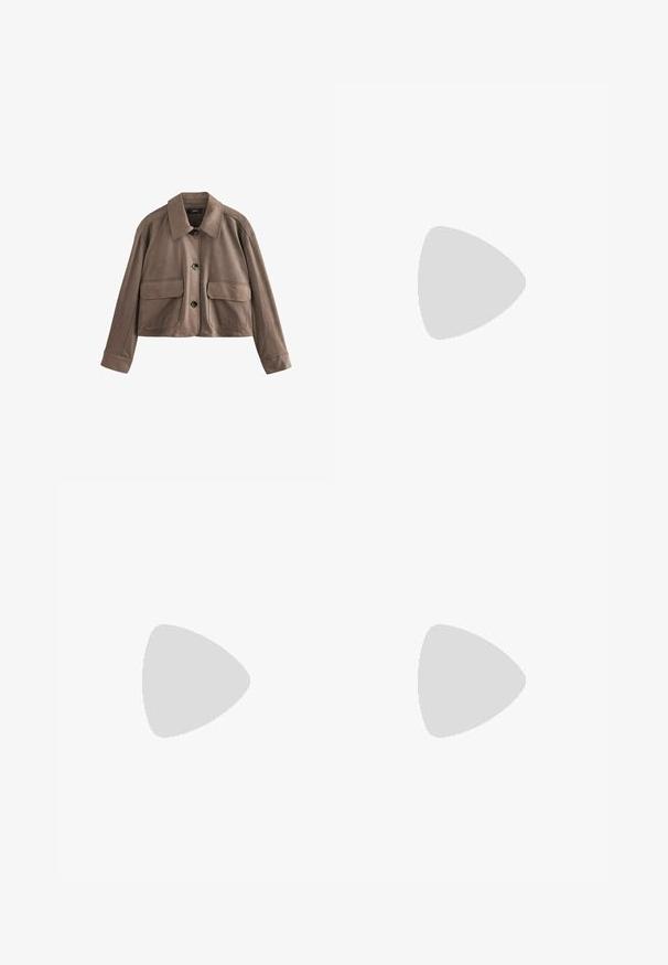 Brun læder cropped jakke med skjortekrave, fronttrykknaplukning, to store klaplommer og lange ærmer med brede manchetter.; Brun kortærmet T-shirt lavet af blød bomuld, med rund halsudskæring og et enkelt design uden yderligere mønstre eller accenter.; Mørkegrønne brede jeans lavet af en bomuldsblanding, med en frontlukning med knap, fem lommer og klassisk denim-syning.; Brune lædersandal med krydsremdesign, flad sort såle og justerbar bagrem. Glat tekstur og minimale hardwaredetaljer.; Brun læder tote bag med to forlængede håndtag, struktureret rektangulær form, glat overflade og subtile syninger.