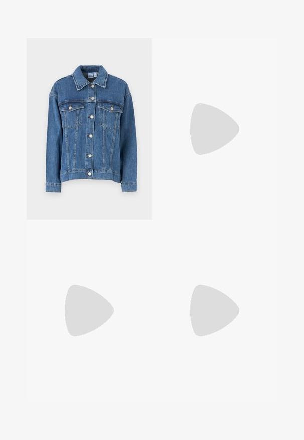 Jeans jakna v srednje modri barvi s klasičnim ovratnikom, sprednjimi žepi in srebrnimi gumbi. Ima dolge rokave in strukturirano prileganje.; Bela prilegajoča majica iz rebraste tkanine s kapicami in nabranimi detajli ob straneh za teksturo in obliko.; Bela visokotrgana kavbojka z širokimi hlačnicami, izdelana iz denima; ima pet žepov, bakrene zakovice in zadrgo.; Krema in sivkasti teniski z tremi črtami in teksturiranim rjavim podplatom, z vezalkami in oblazinjenim petnim delom. Mehka tkanina zgornjega dela.; Temno moder jeans torba z mehko, sproščeno obliko, ki ima hobo slog ročaja in teksturirano površino. Brez vidnih kovinskih dodatkov.