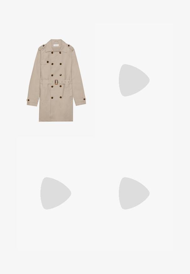 Beige trenchcoat lavet af bomuldsblanding med dobbeltradet design, brune knapper, bæltestrop i taljen og sidelommer.; Hvid bomulds t-shirt med korte ærmer, rund halsudskæring, afslappet pasform, og ingen synlige logoer eller mønstre. Glat tekstur og minimalistisk design.; Mørkegrønne, ribbede shorts med elastisk talje og snor. En løs pasform øger komfort og bevægelighed.; Sportsko med en overdel i hvid læder, grå ruskind på tåen og tre sorte striber. Har et blåt logo på tungen og en struktureret gummisål.