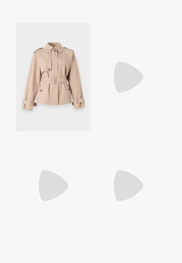 Trench coat beige con vita cinturata, ampio colletto, chiusura frontale con bottoni e maniche con polsini. Presenta spalline sulle spalle e una texture di tessuto liscia.; T-shirt bianco in cotone con maniche corte, collo rotondo, vestibilità rilassata, texture liscia e senza motivi o accenti visibili.; Jeans a gamba larga in denim azzurro chiaro con vita alta, design classico a cinque tasche e cuciture a contrasto. Dettaglio con orlo grezzo sul fondo.; La scarpa da corsa presenta una tomaia in mesh bianco e argento con dettagli verdi. La suola è spessa e strutturata, progettata per ammortizzazione e supporto.; Occhiali da sole neri con lenti rettangolari, indossati con una polo bianca a trama con colletto a righe. Una seconda figura in una maglietta chiara è sfocata sullo sfondo.; Borsa intrecciata con un motivo geometrico in argento, oro e nero. Ha una parte superiore arrotondata, un manico corto e una texture liscia.