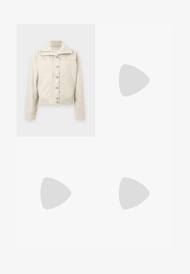 Gai bēšs ikdienas žakets ar pogu aizdari, augstu ribotu apkakli, divām priekšējām kabatām, ribotu apakšmalu un garām piedurknēm.; Melna ribota īsā topa ar apaļu kakla izgriezumu un bez piedurknēm. Izgatavota no mīksta, elastīga auduma, ar tīrām apgrieztām malām.; Melnas džinsus ar taisnu kāju un augsto jostu, ar priekšējo pogu un rāvējslēdzēju, kā arī piecu kabatu dizainu uz balta fona.; Melnas augstās kedas ar baltām šņorēm, baltu logo un kontrastējošu baltu dūrienu. Iemīlda bieza balta zole un teksturēts zamšāda augšdaļa.