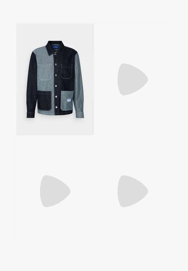 Jeansjakke med fargeblokkdesign i mørk og lys blå. Har to frontlommer og knapplukking. Merkelapp på den nedre lommen.; Lys blå hettejakke med glidelås laget av mykt stoff, med kengurulomme, justerbar snorhette og en liten hvit logo på brystet.; Blå kortermet T-skjorte laget av myk bomull, med en firkantet lomme med en mørkeblå logo. Klassisk rund hals-design.; Lyseblå vide jeans med svart elastisk midje, som har snøring og klassisk fem-lommers design.; Sorte ankelstøvler med en glat overflade, elastiske sidepaneler og en kontrastfyldt rød trækflik, med en tykk gummisål og rund tå.