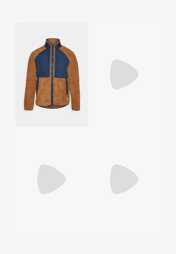Fjällräven VARDAG PILE JACKET M - Fleecová bunda - chestnut/navy; Černé sportovní tričko s krátkým rukávem a strukturovanou tkaninou, se bílým logem na levé hrudi a rovým lemem.; The North Face HORIZON PANT - Outdoorové kalhoty - black; Černé trailové běžecké boty s texturovaným svrškem, gumovou podrážkou a vyztuženou špičkou. Obsahují polstrovaný límec a poutko pro snadné obouvání.