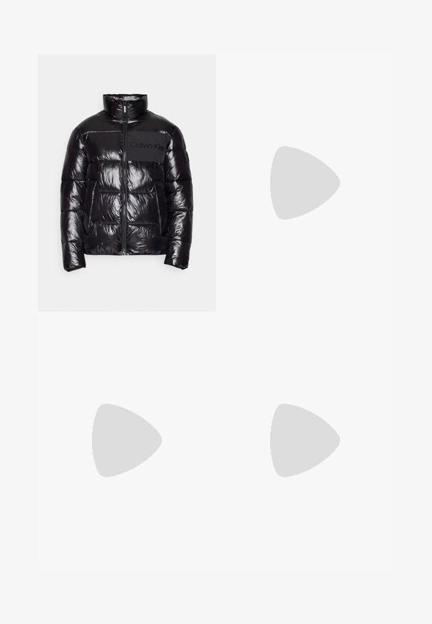 Schwarze Daunenjacke mit glänzender, gestepptem Außenseite, hohem Kragen und Frontreißverschluss. Verfügt über ein dunkles Stoffpatch mit dem Calvin Klein-Logo.; Weißes Baumwoll-T-Shirt mit schwarzem "CK"-Logo und dem Text "Calvin Klein Jeans", kurzen Ärmeln und einem klassischen Rundhalsausschnitt.; Blaue Denim-Jeans mit Slim Fit, mittlerer Taille, Fünf-Taschen-Design, ausgewaschenem Look und leichten Auswaschungen auf der Vorder- und Rückseite.; Schwarze Wanderschuhe mit einem geschichteten Design, strukturiertem Stoff und Gummisohle, verstärkten Bereichen und Schnürung vorne.