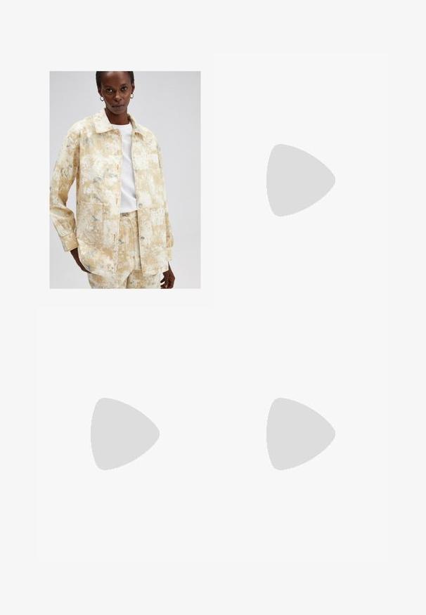 Jasnożółta kurtka dżinsowa z teksturowanym, marmurkowym wzorem w odcieniach niebieskiego. Posiada kołnierzyk, kieszenie z przodu oraz zapięcie na guziki.; Biała koszulka z krótkim rękawem, wykonana z bawełny. Posiada okrągły dekolt i luźny krój. Gładka faktura bez widocznych wzorów czy akcentów.; Białe spodnie o szerokich nogawkach wykonane z lekkiego materiału. Posiadają elastyczny pas z sznurkiem i boczne kieszenie. Gładka tekstura.; Beżowe sandały na obcasie z cienkimi, krzyżującymi się paskami, otwartym palcem i kwadratowym klockiem. Gładkie wykończenie z lakierowanej skóry, regulowany pasek na kostkę.