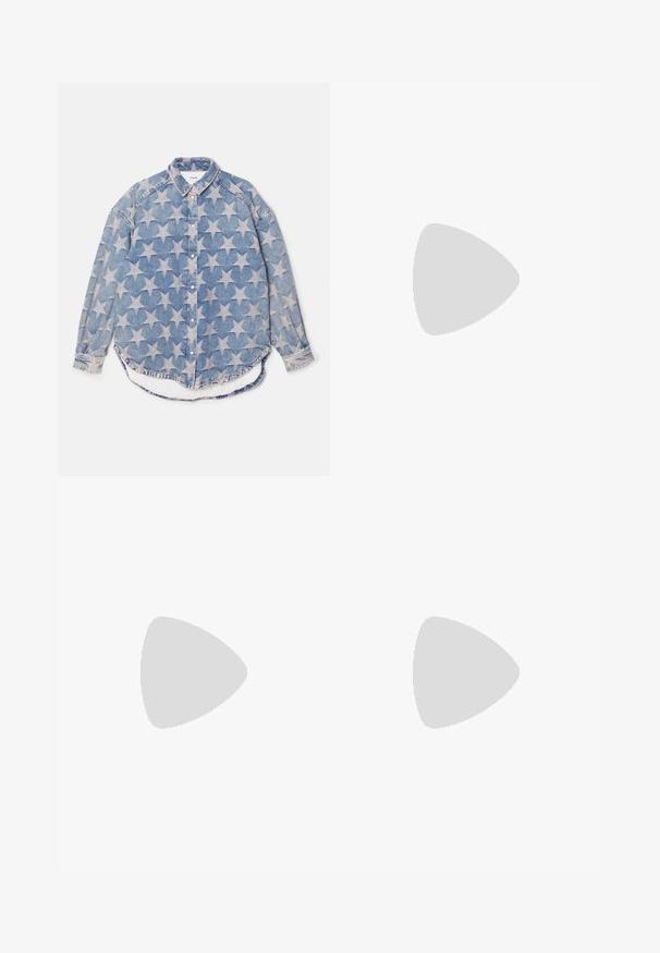 Denim srajca z dolgimi rokavi, gumbom spredaj, ovratnikom in svetlimi zvezdnimi vzorci po celotni tkanini.; Črn brez rokavov crop top, izdelan iz gladkega materiala, z okroglim izrezom in čistim, preprostim dizajnom brez vzorcev ali dodatkov.; Črne široke hlače z elastičnim pasom, narejene iz mehkega materiala, z gladko teksturo in preprostim, brez okrasnim dizajnom.; Črne patentični usnjeni salonarji s slingback designom, z zašiljenim nosom, izrezanim stranskim dizajnom in majhnim kvadratnim peto. Gladka tekstura z minimalnimi detajli.
