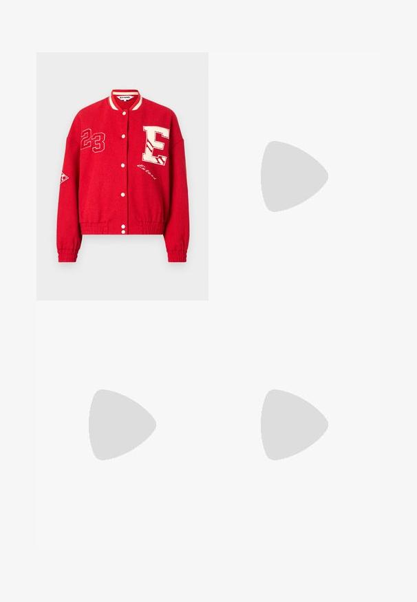 Červená varsity bunda s textúrou, ktorá má biele vyšívané písmená "E" a "23", patentky, elastické manžety a pás.; Čierne oversized tričko s grafikou medveďa a textom "NIE ROZTOMILÉ ALE DIVOKÉ" v tučnom bielom písmene. Bavlnený materiál.; Svetlomodré, vysoké džínsy vyrobené z denimu. Majú široké nohavice, dve roztrhnuté kolená a klasický päťvreckový strih.; Biele vysoké plátené tenisky s čiernou gumovou podošvou, prednou gumovou špičkou a šiestimi okami na šnúrky, s čistým, minimalistickým dizajnom.