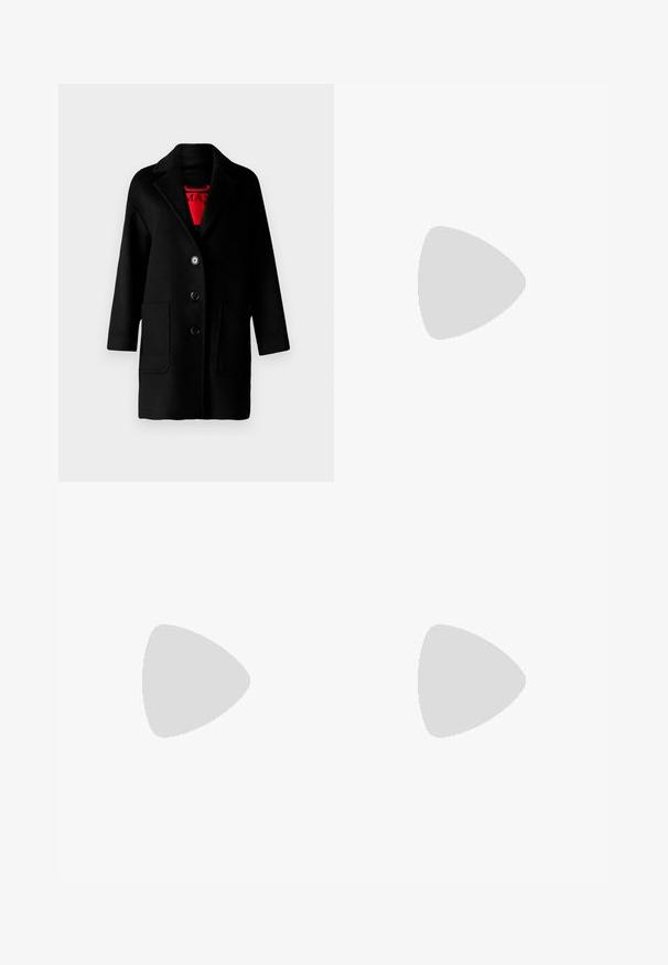 MAX&Co. TAROCCO - Manteau classique - schwarz; Haut noir à col halter fait d'un tissu lisse, avec un col haut et une coupe ample sans fermetures ni embellissements visibles.; Pantalons noirs à jambes larges avec une texture lisse, dotés d'une taille haute et de plis centraux. Pas de motifs visibles ni de détails en matériel.; Chaussure slingback en cuir noir avec un bout pointu, des sangles décoratives avec œillets en métal et un petit talon carré. Surface texturée.