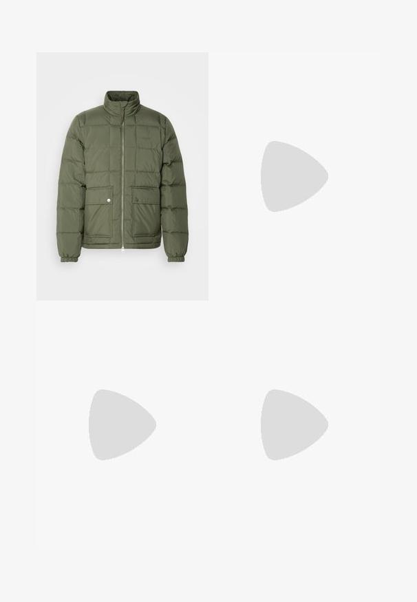 Zeleni puffer jakna s visokim ovratnikom, kvadratnim dizajnom, dva prednja džepa i srebrnim detaljima. Ima elastične manžete i donji rub.; Dva kratka rukava košulje: jedna potpuno crna, a druga bijela s crnim okomitim prugama. Obje imaju dugmad i klasični ovratnik.; Crne traper hlače s ravnim krojem, dizajnom s pet džepova i prednjim kopčanjem na dugme. Glatka tekstura s minimalnim detaljima šivanja.; Crne kožne mokasine s zaobljenim vrhom, s ušivenim dizajnom, niskom platformom i teksturiranim, gumenim potplatom s izbočinama.