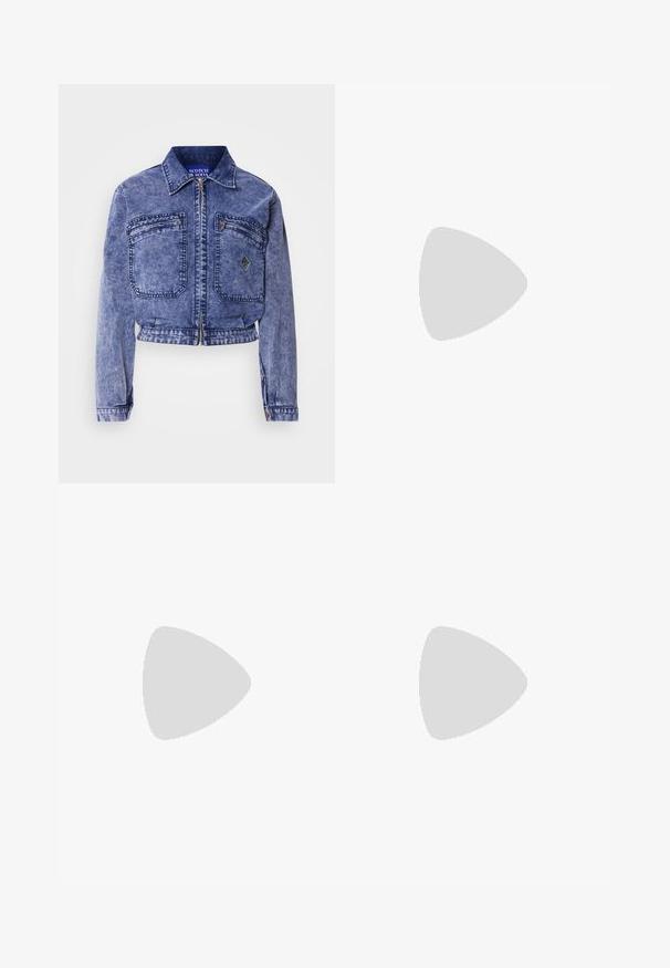 Jeansjacke in Hellblau mit einem cropped Design, zwei Vordertaschen, metallischem Reißverschluss und kontrastierenden Steppnähten.; Weißes Baumwolltanktop mit weitem Ausschnitt und dünnen Schulterträgern. Glatte Textur ohne sichtbare Muster oder Verzierungen.; Weite Beinhosen in Marineblau, aus leichtem Stoff. Mit einer leicht strukturierten Oberfläche, elastischem Bund und Vordernähten.; Weiße Leder-Sneaker mit glatter Oberfläche, beigen Wildleder-Akzenten, runder Zehenpartie, flachem Schnürdesign und einer strukturierten Gummisohle.