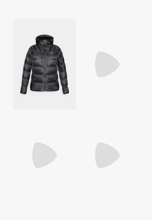Zwarte geïsoleerde pufferjack met capuchon, rits aan de voorkant, twee verticale borstzakken met ritsen en zijzakken met ritsen, Patagonia-logo zichtbaar.; Langsluitend donkergrijs shirt met lange mouwen, versierd met een grafisch ontwerp van rode bomen en bergen; het "COLUMBIA"-logo in vet witte tekst. Zacht materiaal, standaard ronde hals.; Navyblauwe broek van gladde stof, met een sluiting aan de voorkant met een knoop, slim-fit ontwerp en geplooide details bij de knieën.; Columbia PEAKFREAK - Outdoorschoenen - black