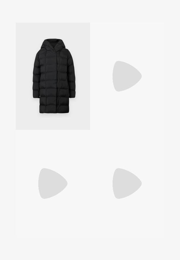 Sort puffervinterjakke med hætte, der har et quiltet design, lange ærmer og knælang silhuet for varme og dækning.; Sort bomulds t-shirt med rund hals, korte ærmer og blåt broderet "Calvin Klein JEANS" logo på fronten.; Sorte højtaljede flagrende jeans lavet af denim, med knaplukning, bæltestropper og sidelommer. Glat tekstur med minimal falming.; Sorte læder loafers med rund tå, tyk tekstureret sål og minimale syninger. Elegant design uden synlige snørebånd eller hardware.