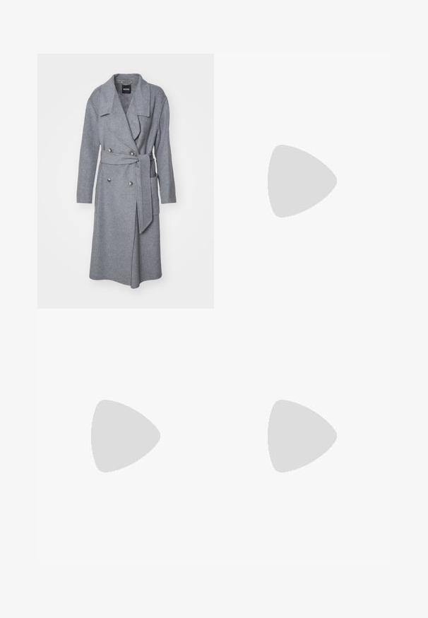 Palton dintr-un amestec de lână de culoare gri, cu guler cu colțuri, nasturi dublu-încheiati, talie cu legare și buzunare laterale. Textură moale, design până la genunchi.; Tricou alb din bumbac cu mâneci scurte, guler rotund și o croială relaxată. Textură netedă, fără imprimeuri sau accente, design minimalist.; Pantaloni negri tailor-ed cu un design drept, având o textură fină și cute clare pe față. Fără elemente de prindere vizibile.; Sandale cu toc din piele neagră, cu bareta de gleznă ajustabilă, design cu vârf deschis și toc pătrat. Textură netedă, stil minimal. 