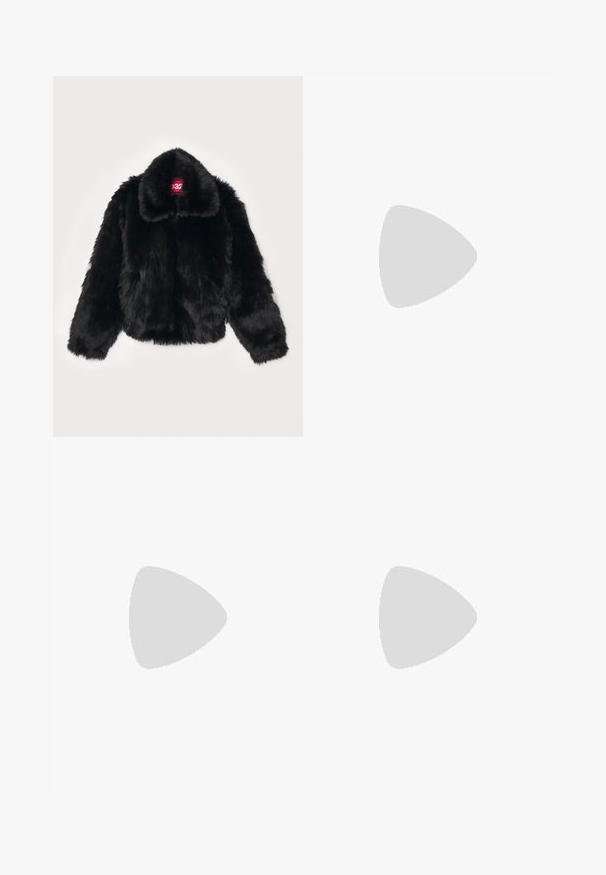 032c ANTI GAUGUIN BLOUSON - Zimska jakna - black; 032c DRAPED SWAN EVENING - Potiskana majica - black; Široke hlače iz gladkega materiala, z rjavim ozadjem in črnimi leopardskimi vzorci ter elastičnim pasom.; Črne patentične platforme s sandali z nastavljivim gležnjarjem, zaobljenim prstom in zakovicami ob robu. Debel blok pete.