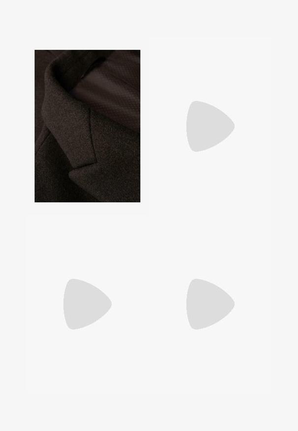 Brunt uldstof nærbillede med en tekstureret overflade. Kraven er skarpt designet med en glat inderside, der viser et subtilt mønster.; Sort polo shirt med ribbet tekstur, korte ærmer, flad krave og treknap-lukning. Enkelt og klassisk design.; Sorte skræddersyede bukser lavet af glat stof. Funktioner inkluderer flad front, brede ben og en knaplukning i taljen.; Brune ruskinds loafers med lav profil og rund tå. Har en dekorativ rem over det øverste, flad gummisål og ingen synlig syning.