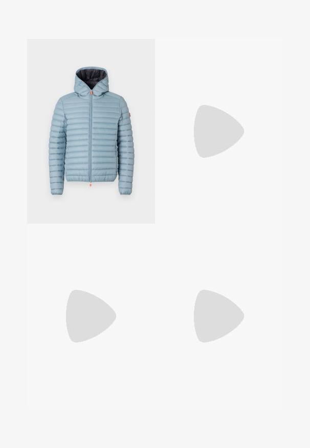 Save the duck DONALD - Jas - atitlan grey; Witte katoenen T-shirt met een ronde hals, korte mouwen en een klein geborduurd logo met bergen en tekst op de linkerborst.; Lichtbeige sweatpants van katoen, met een elastische tailleband, geribde boorden en een groen logo met een bladerenontwerp op het linkerpand.; Witte leren sneaker met ronde neus, vetersluiting aan de voorkant en zwarte hakaccent. Beschikt over een klein geborduurd krokodillenlogo aan de zijkant.