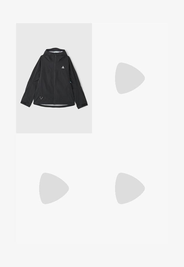 Črna nepremočljiva jakna s kapuco, opremljena z angularnim logotipom, zadrgo spredaj, nastavljivimi manšetami in odsevnim poudarkom na robu.; Nike črna bombažna majica z klasičnim okroglim izrezom, kratkimi rokavi in subtilnim, vtisnjenim logotipom na prsih. Gladka tekstura.; Črne casual hlače z vrvico v pasu, s stranskimi žepi in ravnim rezom na enobarvni podlagi.; Črne športne čevlje z teksturirano tkanino in gumijastimi podplati, ki imajo elastične vezalke ter modre poudarke na peti. Nosi se z lahkimi denim hlačami.