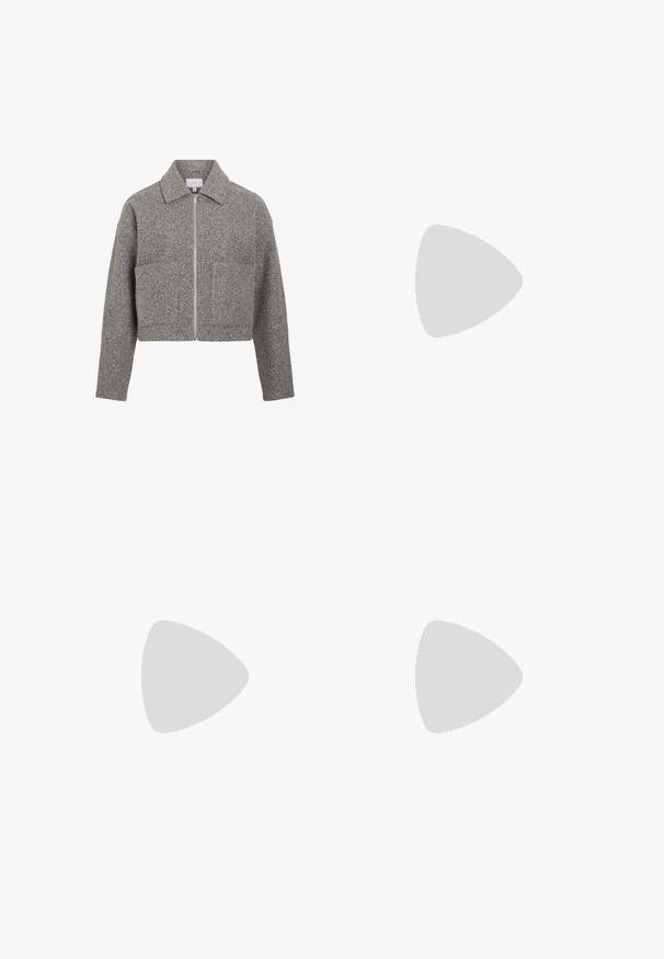 VILA VIJADAS  - Mezisezónní bunda  - medium grey melange; Černé tričko s krátkým rukávem vyrobené z bavlny. Má kulatý výstřih, volný střih a čistý lem bez viditelných vzorů nebo doplňků.; Černé plisované kalhoty s elastickým pasem. Mají široké nohavice a hladkou, strukturovanou tkaninu s vertikálními pruhy.; Černé kožené lodičky se špičatou špičkou, kotníkovým páskem a silným podpatkem. Hladká textura, elegantní design a minimalistická estetika.