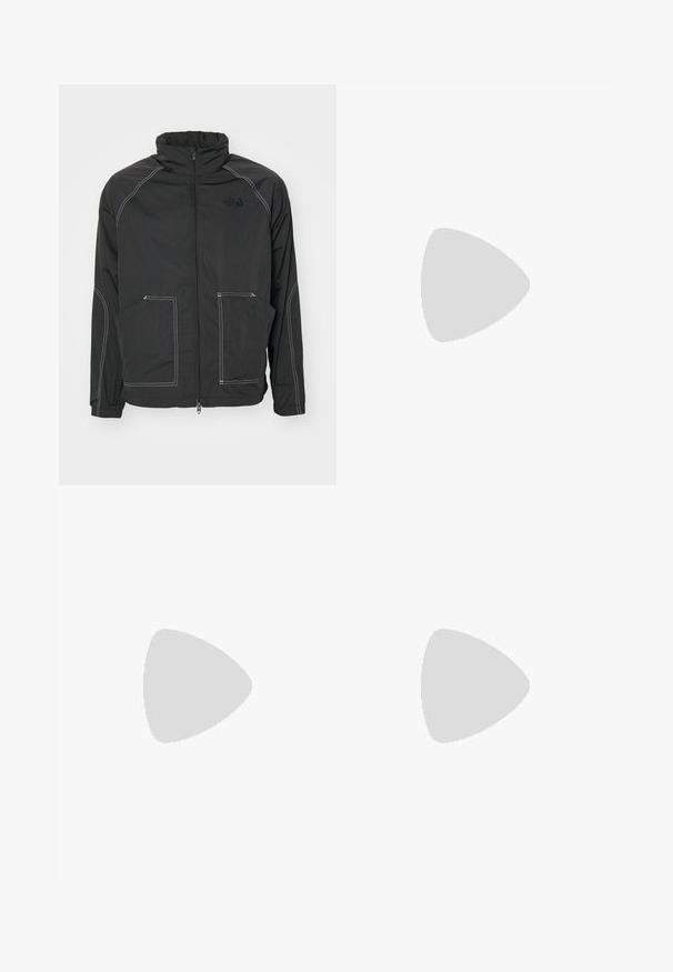 The North Face JACKET - Vindjacka - black; Svart t-shirt med kort ärm och vita tre-randiga detaljer på axlarna samt en liten vit logotyp på bröstet. Slät tygtextur.; Svarta träningsbyxor med elastisk midja, rak bendesign, sidofickor och dragkedjor vid bensluten, tillverkade av ett mjukt och lätt tyg.; Svart mockaskor med gula accenter, med tre ränder och en brun gummisula. Inkluderar en vadderad tunga för extra komfort.