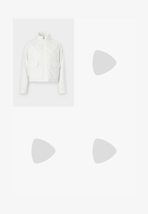 Casaco cropped branco com colarinho alto, frente acolchoada, duas bolsos no peito e mangas lisas, apresentando um fecho central com zip.; T-shirt de algodão preto com mangas curtas, decote redondo e um design simples e limpo. Sem padrões ou adornos visíveis.; Jeans flare azul claro feitos de denim, com uma cintura alta, bolsos frontais e uma bainha desgastada nas bainhas para um look casual.; Sandal com bico fino e calcanhar baixo, em couro liso, com um design recortado na lateral para respirabilidade.