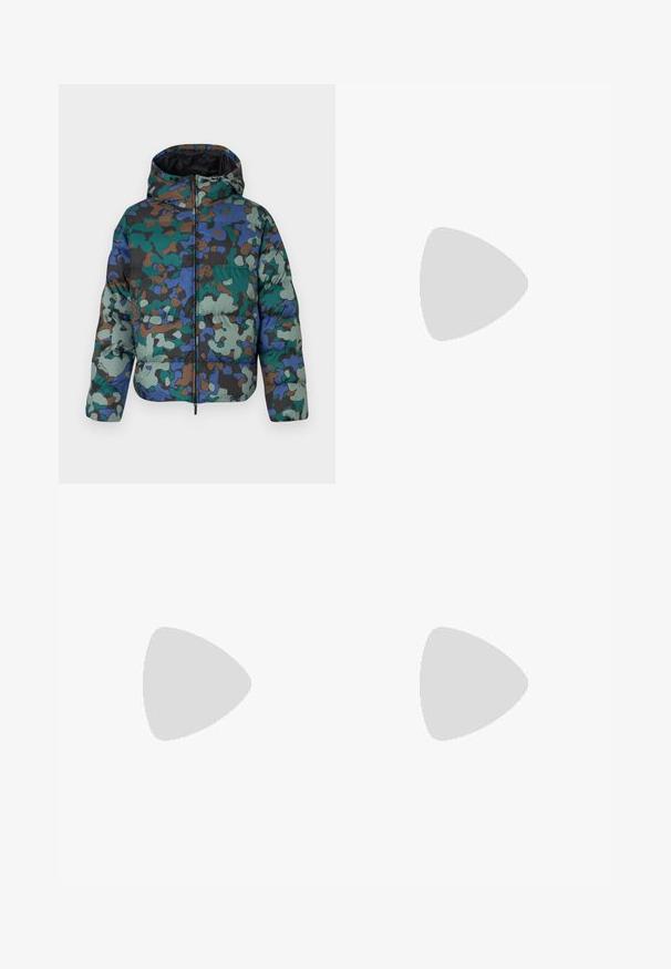 Puffjakke med kamuflasjemønster i grønt, blått og brunt. Har glidelås foran, hette og quiltet tekstur for isolasjon.; Hvit bomulls t-skjorte med rund hals og korte ermer, med en gullfarget EA7 Emporio Armani-logo trykket på fronten.; Sorte treningsshorts laget av mykt stoff, med elastisk midje og en liten gul EA7-logo nederst på venstre ben.; Hvite lærersneakers med en jevn overflate, rund tå, flate lisser og en teksturert såle. Har en subtil logo på hælen.