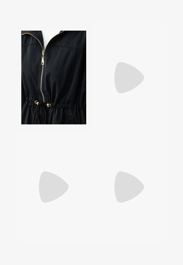 Czarna kurtka zapinana na zamek z złotym suwakiem, zebranym w talii, regulacją za pomocą sznurka i gładką fakturą. Posiada kaptur i elastyczne mankiety.; Biały prążkowany top na ramiączkach z okrągłym dekoltem, bez rękawów i skróconej długości. Metka z napisem "JJXX." Gładka faktura materiału.; Czarne, szerokie spodnie z elastycznym pasem, wykonane z gładkiego materiału. Charakteryzują się prostym wzornictwem, bez kieszeni i widocznych szwów.; Czarno-szare zamszowe sneakersy z dużym kremowym logo "N", purpurowymi sznurówkami i teksturowaną gumową podeszwą.