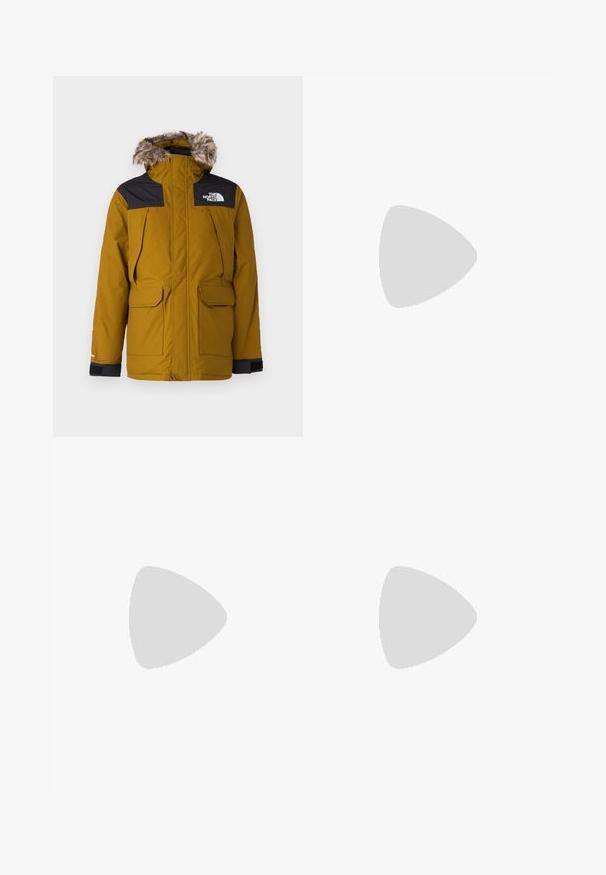 Sennepsgul isoleret jakke med sorte overlæg på overdelene, pelsforet hætte, flere frontlommer og justerbare manchetter.; Hvid bomulds T-shirt med korte ærmer, der har et sort trykt design med teksten "OFFICIAL USE ONLY" sammen med Nike-logoet på venstre side.; Lysebeige brede bukser lavet af bomuld. Har forlommer og en knaplukning. Glat tekstur med subtile lodrette linjer.; Hvide atletiske sneakers med en glat overdel, snørebåndslukning, polstret sål og en synlig luftenhed med røde akcenter på brandingen.