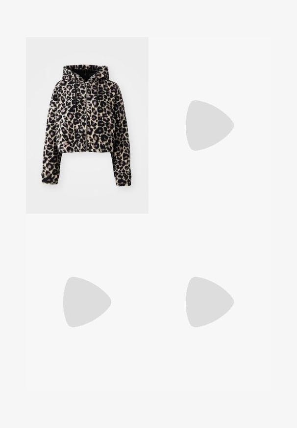Krojena kapuljača od mekog umjetnog krzna s bež osnovnom bojom i crnim leopard mrljama. Ima patentni zatvarač sprijeda i vezice na kapuljači.; Tri dugih rukava posložena: crna, siva i bijela. Svaka ima okrugli izrez i skrateni kroj s glatkom, laganom tkaninom.; Crne široke hlače od rastezljivog materijala, s visokim strukom i širokim rubovima s bočnim prorezima za dodatnu pokretljivost.; Sive suede tenisice s bijelim vezicama, crnim prugama i bijelim gumiranim potplatom. Imaju kružni logo na jeziku i gumeni potplat.