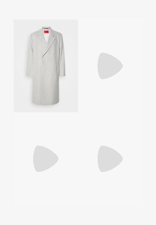 Cappotto grigio in misto lana con revers a punta, maniche lunghe e chiusura a un bottone. Presenta una tasca a toppa e un'etichetta rossa brillante all'interno.; Maglione a collo alto nero realizzato in materiale morbido, con maniche lunghe e vestibilità aderente. Bordo a coste all'orlo e ai polsini. Design semplice.; Jeans in denim blu con vita alta, design a gamba dritta e leggera sbiaditura. Presentano il classico stile a cinque tasche e chiusura con zip.; Stivale alla caviglia nero con finitura liscia, pannelli laterali elastici e un tab di presa rosso a contrasto, dotato di una suola in gomma spessa e punta arrotondata.; HUGO Occhiali da sole - black
