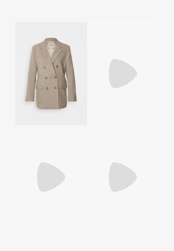 Mos Mosh ENYA BLAZER - Krátky kabát - light brown; Hnedé tričko s krátkym rukávom vyrobené z jemného materiálu, s okrúhlym výstrihom a voľným strihom. Žiadne viditeľné vzory ani akcenty.; Hnedé široké nohavice vyrobené z bavlny, s dvoma prednými vreckami so striebornými gombíkmi a hladkou textúrou.; Čierne lakované kožené sandálové podpätky s špicatou špičkou a geometrickým blokovým podpätkom. Disponujú elegantným, minimalistickým dizajnom a hladkým povrchom.; Biela štruktúrovaná kabelka s krátkymi rúčkami a ramenným popruhom, s zlatými kovovými prvkami a textúrovaným materiálom, vystavená na šedom pozadí.