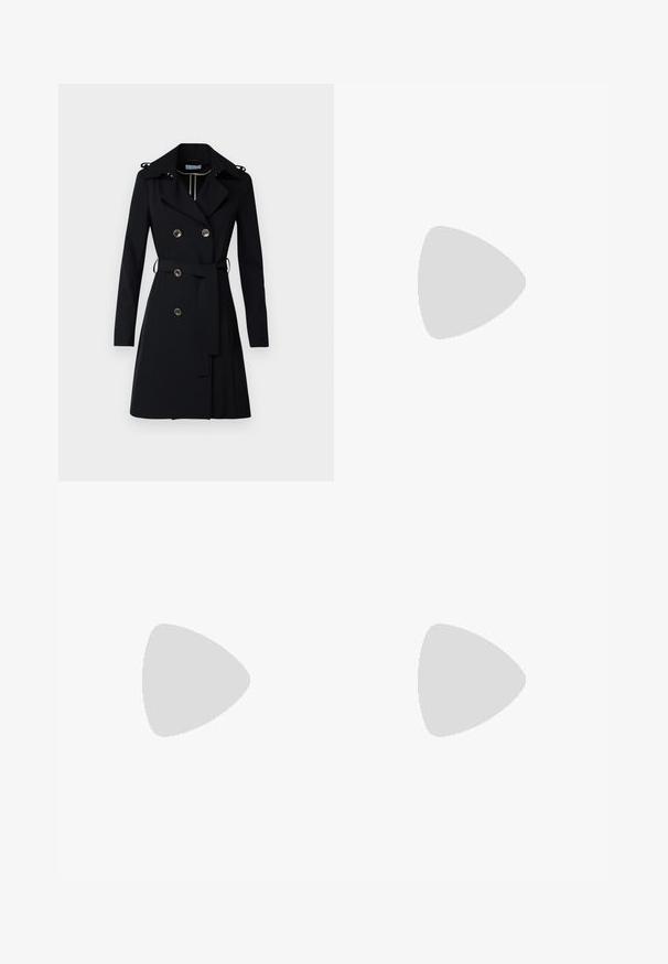 Patrizia Pepe Kišni ogrtač - nero; DRYKORN LYSILA - Bluza s gumbima - black; Crne hlače širokih nogavica izrađene od glatke tkanine, sa ravnim prednjim dijelom, nabranim detaljima i prolazima za remen na struku.; Crne kožne mokasine s zlatnim naglaskom, okruglim vrhom i glatkom teksturom, suspendirane iznad reflektirajuće površine s metalnim policama.