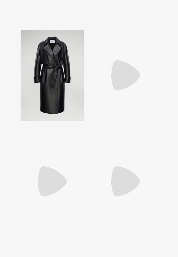 Manteau long en cuir noir avec grands revers, manches longues et taille ceinturée. Présente une texture lisse et un design jusqu'aux genoux.; Stradivarius CROPPED  - T-shirt basique - black; Stradivarius Pantalon classique - black; Sandales à talons vernies noires avec un bout carré, des sangles autour de la cheville et des boucles en argent. Dotées d'un talon bloc épais pour plus de stabilité.