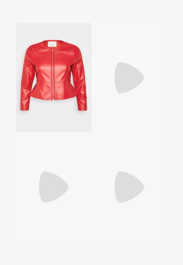 Κόκκινο ψεύτικο δέρμα μπουφάν με πεπλούμενη αφαίρεση, στρογγυλή λαιμόκοψη και μακριά μ�ανίκια. Διαθέτει μπροστινό φερμουάρ και κάθετες ραφές. Λείο ύφασμα.; Μαύρο μπλουζάκι από βαμβάκι, με κοντά μανίκια πάνω από ένα λευκό μπλουζάκι με μακριά μανίκια και διακριτό υφασμάτινο σχέδιο. Σχέδιο με στρογγυλή λαιμόκοψη.; Μαύρο, ελαφρύ παντελόνι με ελαστική μέση και μαζεμένα μπατζάκια. Το ύφασμα είναι λείο και έχει χαλαρή, κωνική σχεδίαση.; Μαύρα αθλητικά παπούτσια με χοντρή καουτσουκένια σόλα, υφασμάτινη υφή στην κορυφή, στρογγυλή μύτη και σχέδιο με κορδόνια. Διαθέτουν ενισχυμένα δαχτυλίδια και λαβή στο πίσω μέρος.