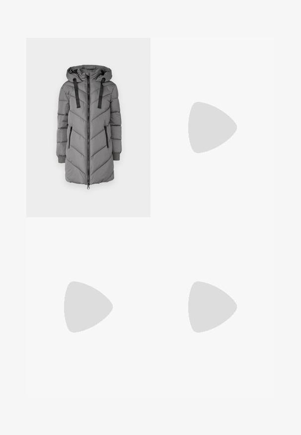 Pilkas pūkinis paltas su gobtuvu, su chevron siuvimu, priekyje užtrauktuku ir dviem šoninėmis kišenėmis su juodais akcentais bei elastiniais rankogaliais.; Juodas per didelis marškinėliai su bearo grafika ir tekstu "NE SIAUBINGA, BET NERAMUS" bold baltomis raidėmis. Pagaminta iš medvilnės.; Šviesiai mėlynos, aukštu juosmeniu džinsai pagaminti iš džinsinio audinio. Turi plačias kojų kelnes, dvi suplėšytas kelio vietas ir klasikinį penkių kišenių dizainą.; Balti aukštakulniai drobės sportbačiai su juodu guminio pado, priekinio guminio piršto dangteliu ir šešiais akytėmis raištams, pasižymintys švariu, minimalistiniu dizainu.