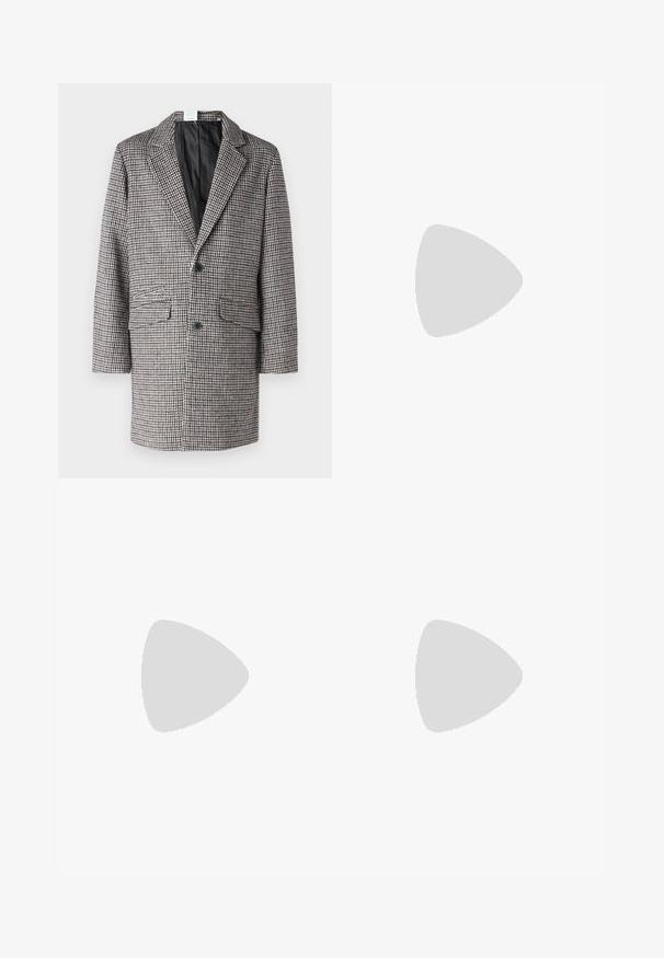 Abrigo de patrón de pata de gallo en marrón, negro y blanco, con solapas de muesca, dos bolsillos frontales y cierre de un botón.; Camiseta negra de manga larga, hecha de algodón, con escote redondo, corte holgado y puños acanalados. Textura suave sin patrones visibles.; Pantalones negros de tela suave, con un diseño de pierna recta, dos pliegues frontales y una cintura estándar con trabillas para el cinturón.; Mocasín de cuero negro con un acabado suave, que cuenta con un diseño de costura y un acento decorativo de cadena de metal en el empeine. Tacón plano.