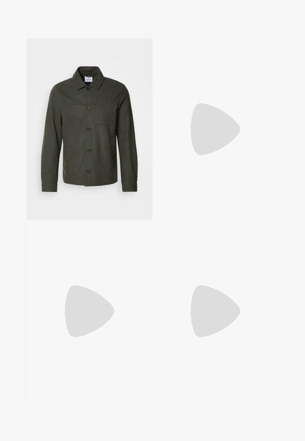 Lindbergh CROPPED LENGTH OVERSHIRT JACKET - Nyári dzseki - dark khaki melange; Fehér, rövid ujjú póló bordázott textúrával. Kerek nyakkivágás, laza szabás, nincs látható minta vagy díszítés. Egyszerű és sokoldalú dizájn.; Beige, bő szárú nadrág rugalmas derékpánttal és zsinórral. Sima textúra, két oldalsó zseb és minimális varrások a kényelmes illeszkedésért.; Fehér sneaker, sima textúrával, barna bőr díszítéssel és fekete részletekkel, fekete szabott nadrággal párosítva. Fából készült padló háttér.