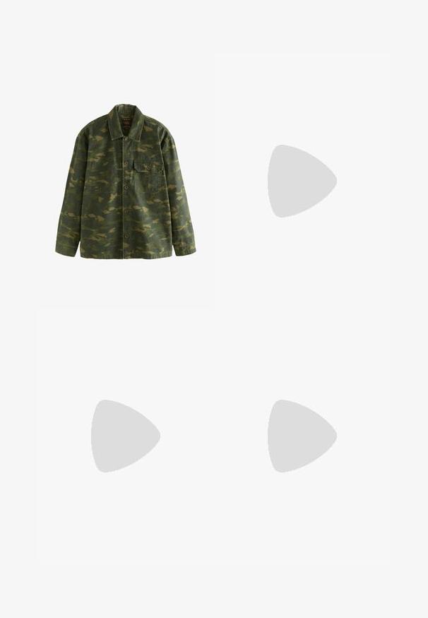 Groene en bruine camouflage blousejack met lange mouwen, kraag en een enkel knoopzakje op de linkerzijde.; Witte katoenen T-shirt met korte mouwen, ronde hals, ontspannen pasvorm en een gladde textuur. Geen zichtbare patronen of accenten.; Zwarte broek van stof met een elastische tailleband en een enkele knop. Rechte pijpen zonder zichtbare zakken.; Zwarte leren dresschoenen met een ronde neus, vetersluiting, subtiele stiksels en een lage hak. Glad oppervlak met gepolijste afwerking.