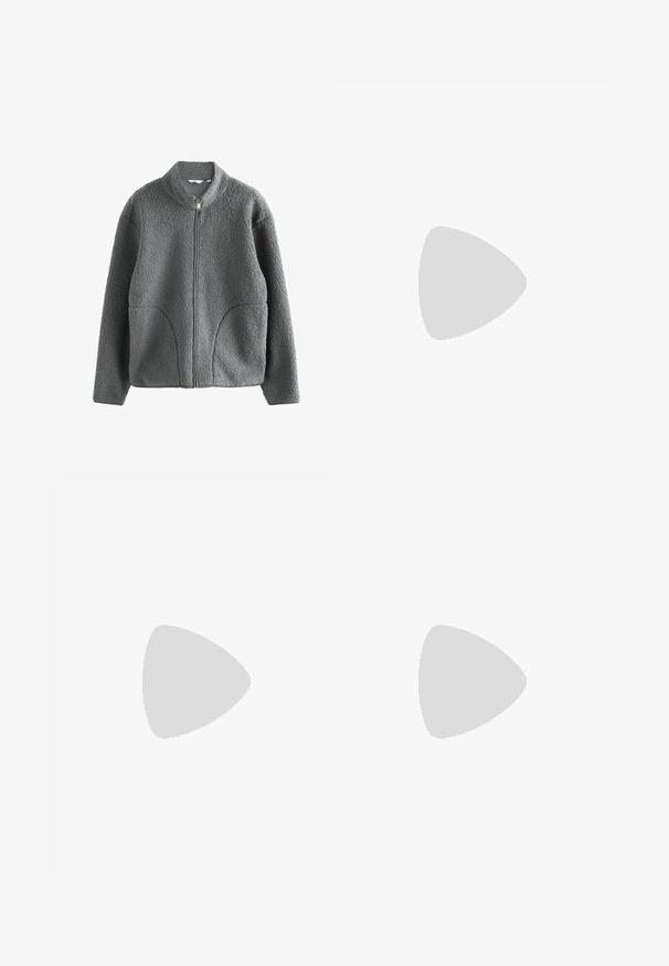 Grijze fleecejack met een hoge kraag, volledige ritssluiting aan de voorkant, twee zijzakken en een gestructureerde, pluizige stofafwerking.; Lichtgroene katoenen T-shirt met een ronde ronde hals, korte mouwen en een subtiel merkje gedrukt in het midden van de borst.; Wijd-uitlopende broeken van donkergrijze stof. Kenmerken zijn plooien bij de taille, een tailor-made ontwerp en een rechte silhouet.; Zwarte leren oxford schoenen met vetersluiting, ronde neus, platte rubberen zool en subtiele stiksel details langs het bovenwerk.