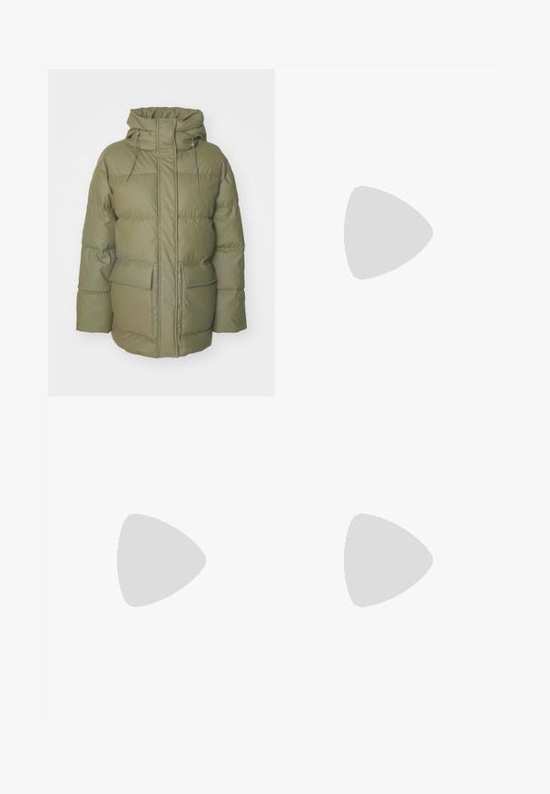 Manteau rembourré vert olive avec un col haut, fermeture éclair à l'avant, capuche ajustable et deux poches avant. Présente un design matelassé.; Pull court de couleur gris foncé avec un col haut et des manches longues. Fabriqué en tissu tricoté texturé avec un motif subtil.; Jupe en cuir noire avec une fente devant, taille haute et style denim classique. Dotée de poches et de détails de couture pour plus de texture.; Bottes noires hauteau genou avec une semelle épaisse, texture en cuir lisse, fermeture éclair sur le côté et design minimaliste, associées à une jupe noire fendue.